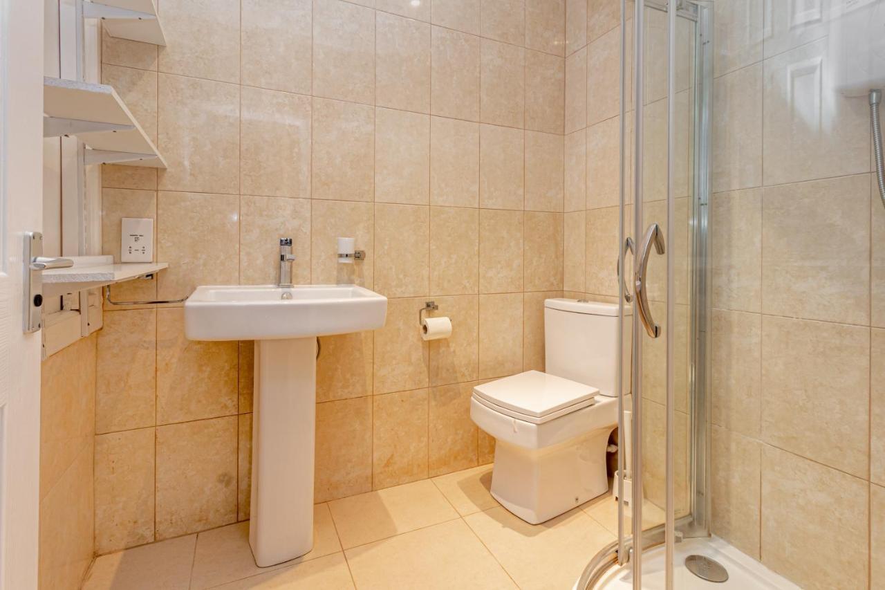 Guest Homes - Trinity Flat วุร์สเตอร์ ภายนอก รูปภาพ